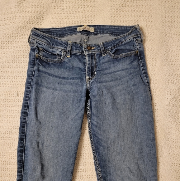 HOLLISTER MID RISE MEDIUM WASH DENIM JEANS - Picture 7 of 9